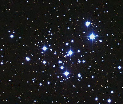 grupa wielu małych niebieskich gwiazd i kilka większych niebieskich gwiazd na czarnym tle kosmosu