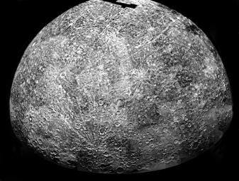 Górna połowa planety pokrytej kraterami na czarnym tle. Obrazek czarno-biały.