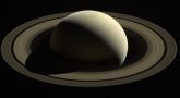 zdjęcie Saurna, wokół planety, na poziomie jej środka znajdują się pierścienie tworzące dysk, planeta rzuca cień na fragment pierścieni