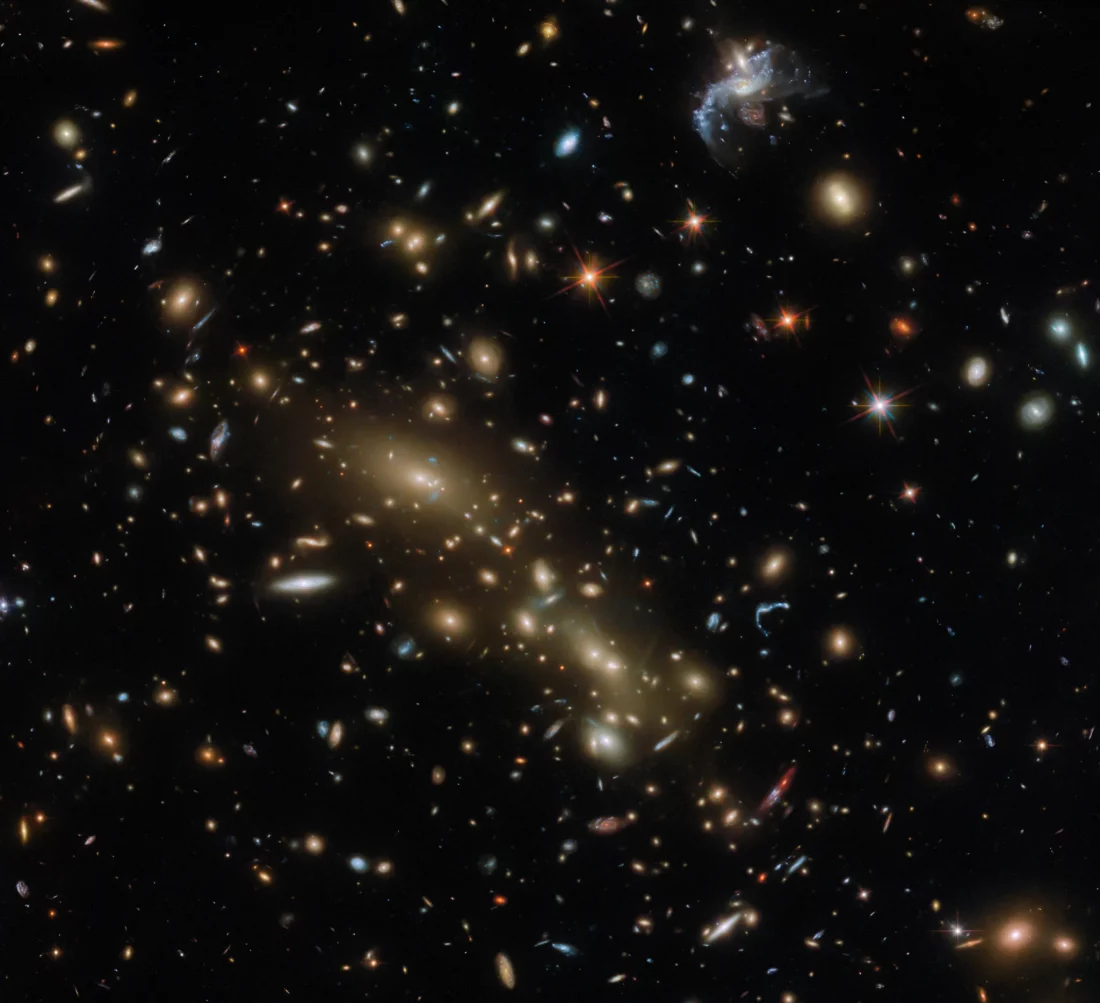 Zdjęcie Abell 3192 wykonane przez Kosmiczny Teleskop Hubble'a. Przedstawia dwie niezależne gromady galaktyk
