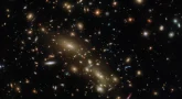 Zdjęcie Abell 3192 wykonane przez Kosmiczny Teleskop Hubble'a. Przedstawia dwie niezależne gromady galaktyk