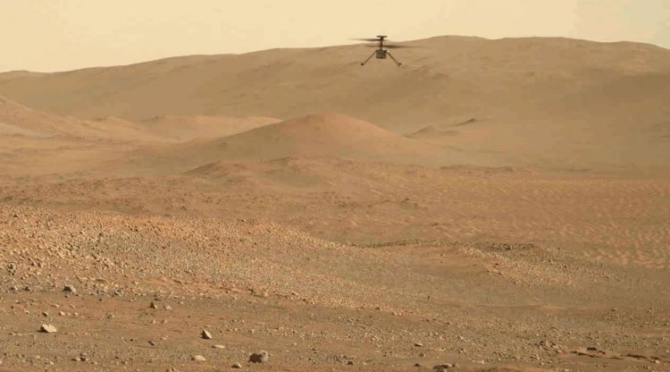 łazik ingenuity w locie nad powierzchnią Marsa