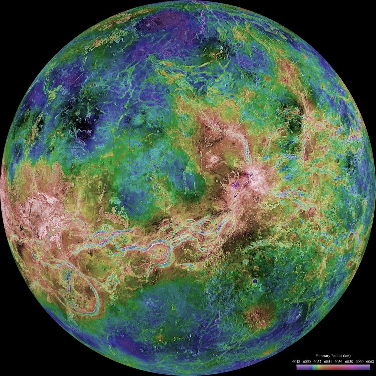 Wenus w kolorach. Bliżej biegunów jest więcej obszarów pokolorowanych na zielono i niebiesko, a przy równiku rozciąga się czerwono biały obszar.