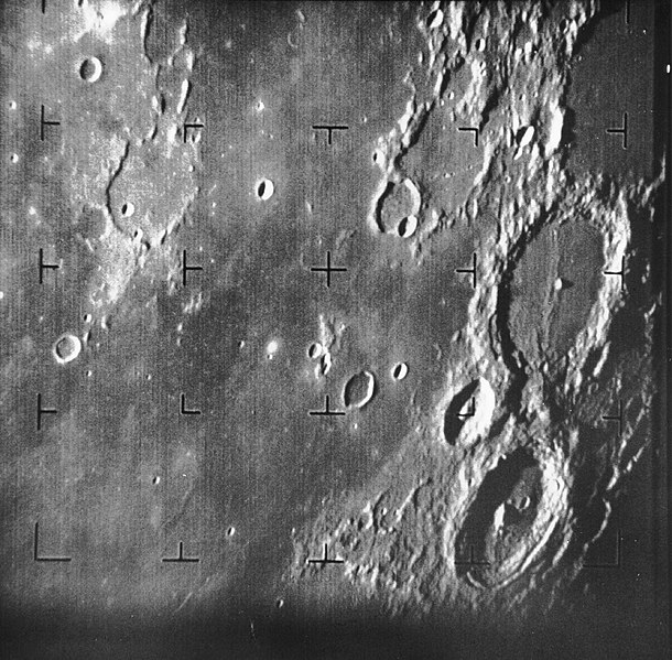 Niskiej jakości czarno-białe zdjęcie kraterów księżycowych