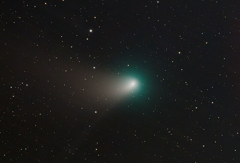 Kometa na tle gwiazd - zielona poświata ze słabiej widocznym czerwonym ogonem