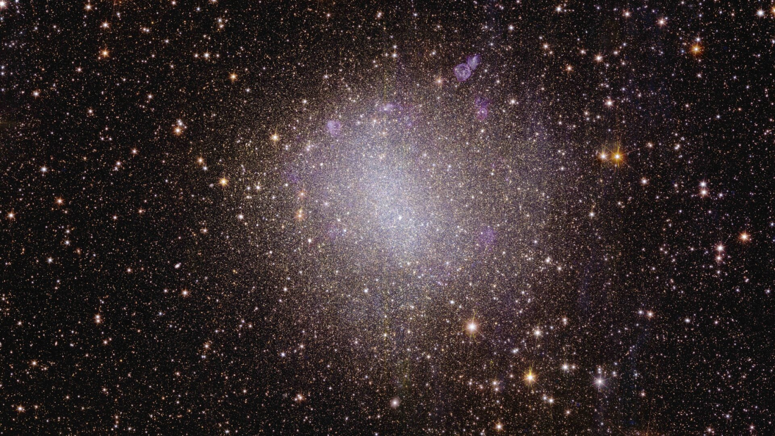 Galaktyka nieregularna widoczna jako grupa bliskich siebie gwiazd na tle kosmosu.
