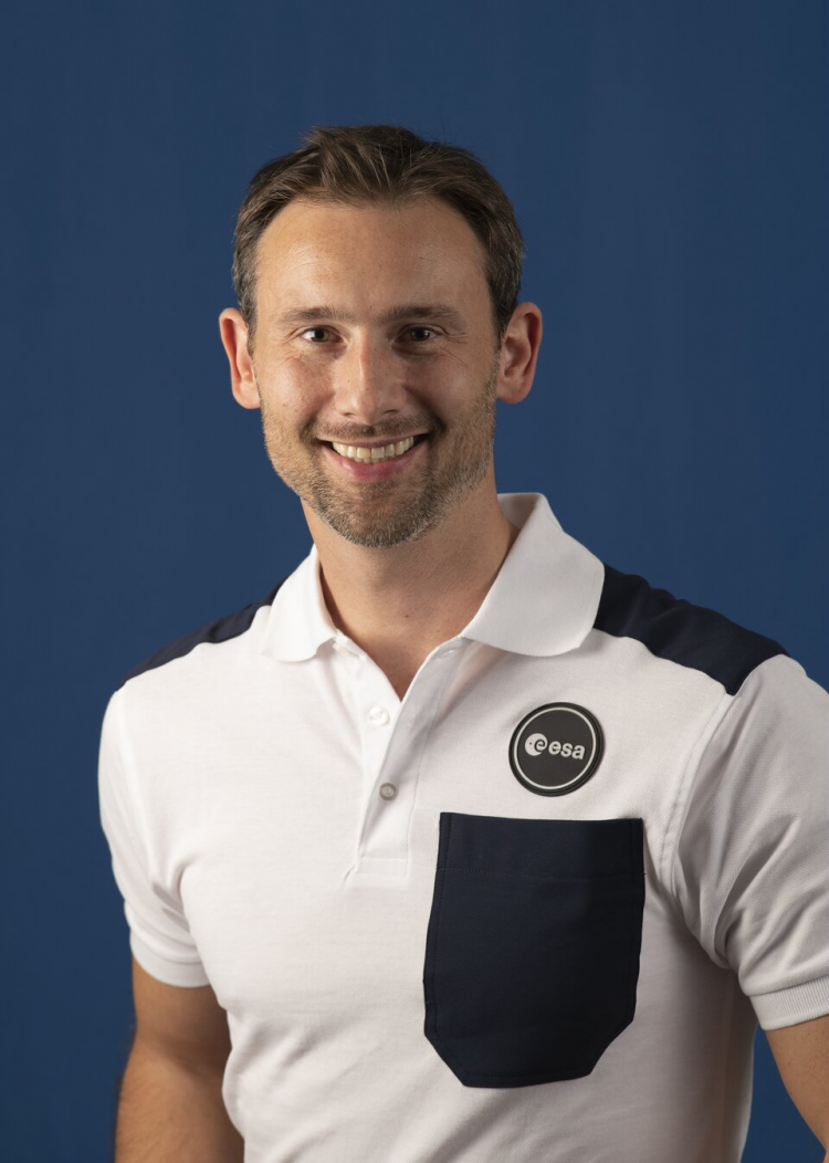 Uśmiechnięty mężczyzna w koszulce z logo ESA