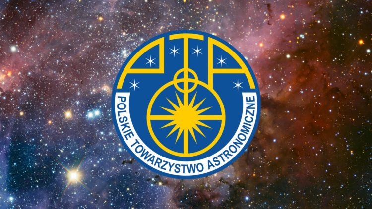 Logo zawierające Słońce otoczone żółtym kółkiem na niebieskim tle, wraz z napisem „Polskie Towarzystwo Astronomiczne” - na tle kosmosu