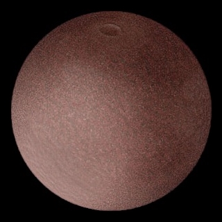 Czerwono-brunatna, pokryta regularnymi rowami planeta na czarnym tle z większym rowem na czubku