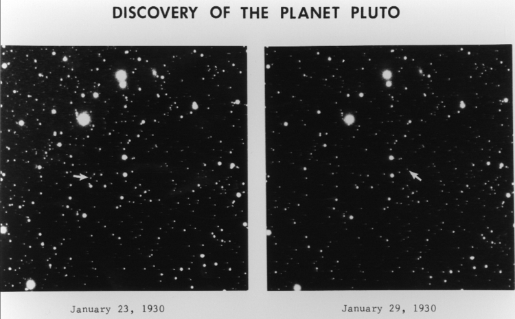 Na górze znajduje się tytuł "Odkrycie planety Pluton". Poniżej widoczne są dwa zajęcia nieba, podpisane z datami wykonania 23 i 29 stycznia 1930 roku. Ich główną różnicą jest umiejscowienie strzałki, wskazującej mały obiekt - Plutona.
