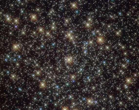 Zbiór gwiazd (o różnych temperaturach) gromady kulistej C79. Znaczna większość gwiazd wydaje się być losowo porozrzucana na zdjęciu.
