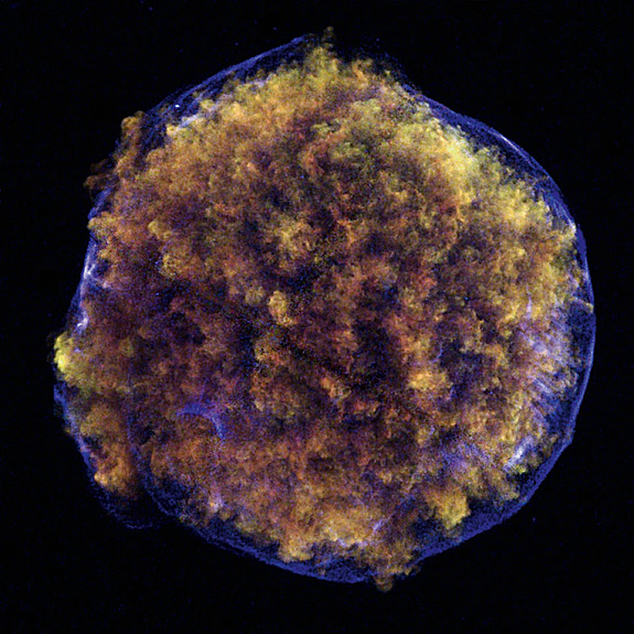Zdjęcie przedstawia obłok pozostałości po supernowej typu Ia na czarnym tle
