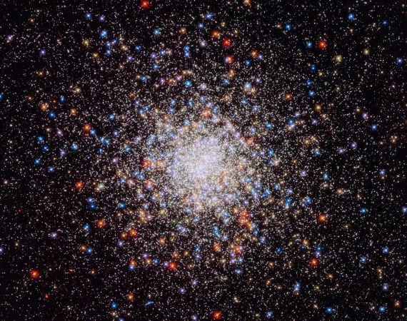Skupisko od tysięcy do milionów gwiazd, część z nich skoncentrowana jest na środku galaktyki, natomiast reszta rozproszona wokół centrum