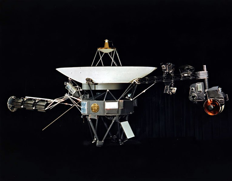 Sonda Voyager 2, składająca się z przyrządu przypominającego dyszę satelitarną oraz dwóch ramion po przeciwległych bokach z wieloma przymocowanymi urządzeniami.