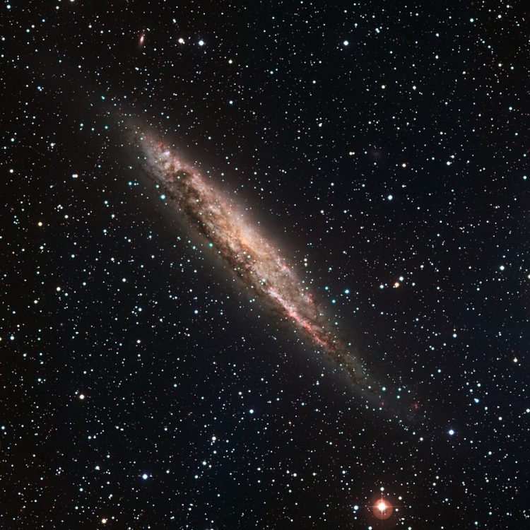 Zdjęcie Caldwell 83 wykorzystaniem danych w pięciu pasmach (B, V, R, H-alfa i S II) przy użyciu teleskopu 2.2- metrowy teleskop MPG/ESO w La Silla. Pole widzenia wynosi 30 x 30 minut kątowych.