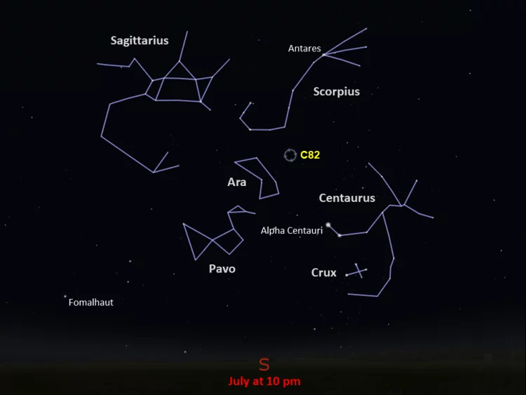 Zrzut ekranu z programu komputerowego Stellarium, zaznaczona gromada C82 wraz z sąsiadującymi gwiazdozbiorami. Na dole zapisano czas obserwacji - lipiec, godzina 22