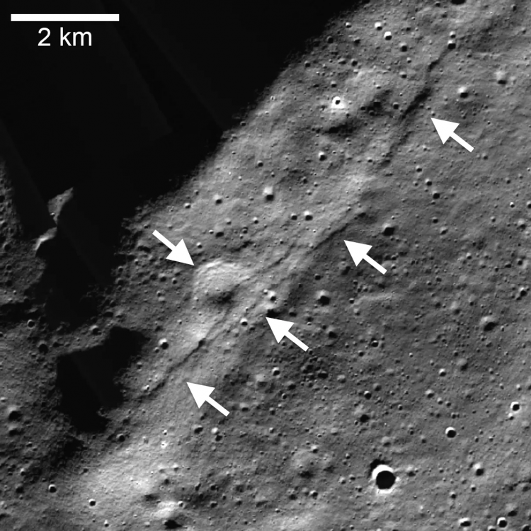 Lunar Reconnaissance Orbiter Camera (LROC), skarpy w pobliżu południowego bieguna Księżyca