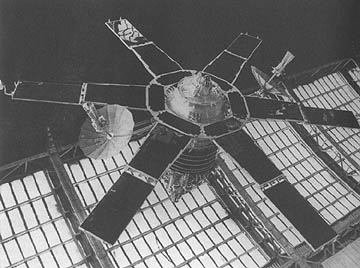 Satelita Mołnia 1 składał się z 6 prostokątnych paneli słonecznych przyczepionych do cylindrycznego centrum, zakończonego stożkami, które znacznie bardziej wystawało z jednej strony.