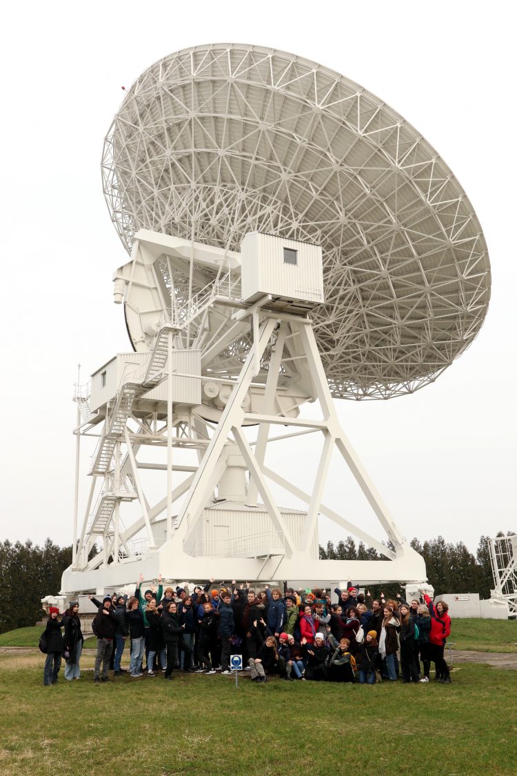 Zdjęcie grupowe przed radioteleskopem w Piwnicach