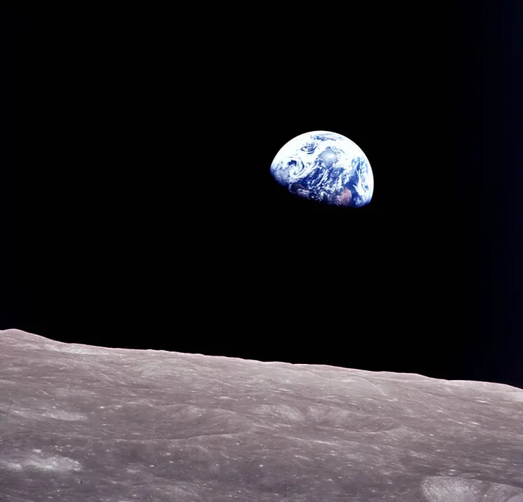 połowa Ziemi widoczna znad horyzontu Księżyca