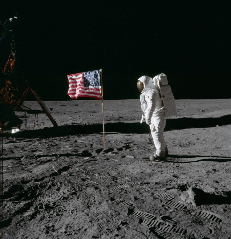 Buzz Aldrin obok amerykańskiej flagi na Ksiezycu