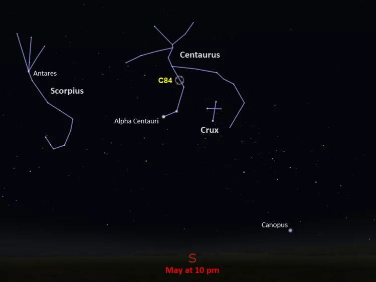 Zrzut ekranu z programu komputerowego Stellarium, zaznaczona gromada C84 wraz z sąsiadującymi gwiazdozbiorami. Na dole zapisano czas obserwacji - maj, godzina 22