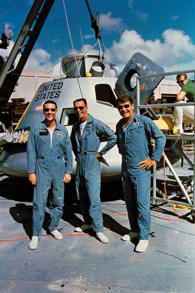 trójka astronautów przed kapsułą