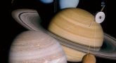 Ułożone w losowy sposób jeden za drugim planety zewnętrzne Ukadu Słonecznego z dwiema sondami Voyager po bokach na czarnym tle