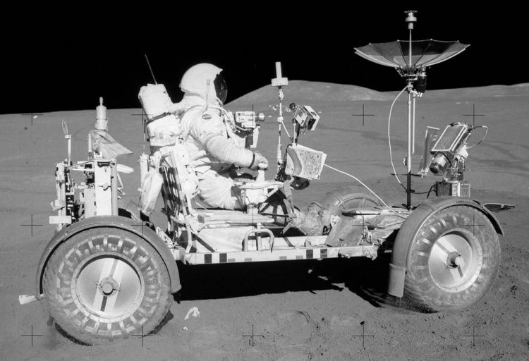 Dowódca Apollo 15 David Scott kieruje pojazdem poruszającym się po powierzchni Księżyca. Po raz pierwszy łazik został użyty.