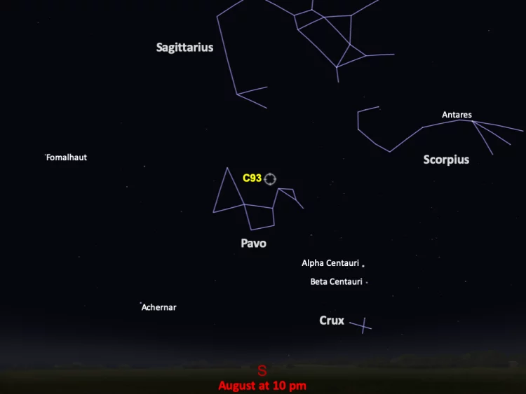 Zrzut ekranu z programu komputerowego Stellarium, zaznaczona gromada C93 wraz z sąsiadującymi gwiazdozbiorami. Na dole zapisano czas obserwacji - sierpień, godzina 22