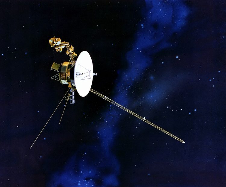 Sonda Voyager z profilu na tle czarno-granatowego kosmosu