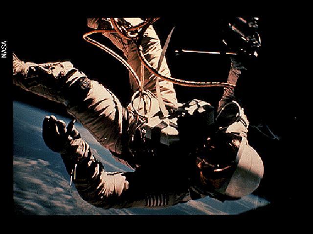 Unoszący się w przestrzeni na tle Ziemi astronauta w skafandrze.