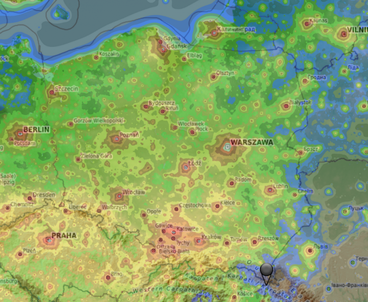 Mapa z różnymi kolorami (od niebieskiego do czerwonego) pokazująca poziom światła w posczególnych częściach kraju.