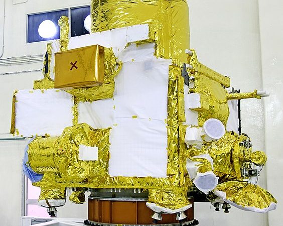 Orbiter jest owinięty złotą folią, ma nieregularny kształt, lecz da się wyróżnić spory cylinder na górze oraz liczne prostopadłościenne wypustki na bokach.