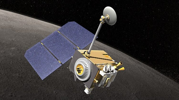W tle jest szary wycinek koła, czyli Księżyc oraz czarna przestrzeń kosmiczna. Na pierwszym planie natomiast znajduje się satelita, składający się z niebieskiego panelu słonecznego, żółtego, prostopadłościennego pudła oraz wystającego z niego szarego talerza na szarym pręcie.