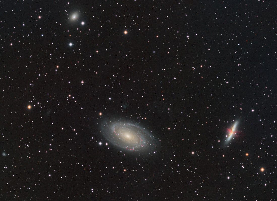 Galaktyki spiralne M81, M82 i NGC3077. Jedna z nich przypomina wir, druga podłużne cygaro a trzecia mały puszek. 