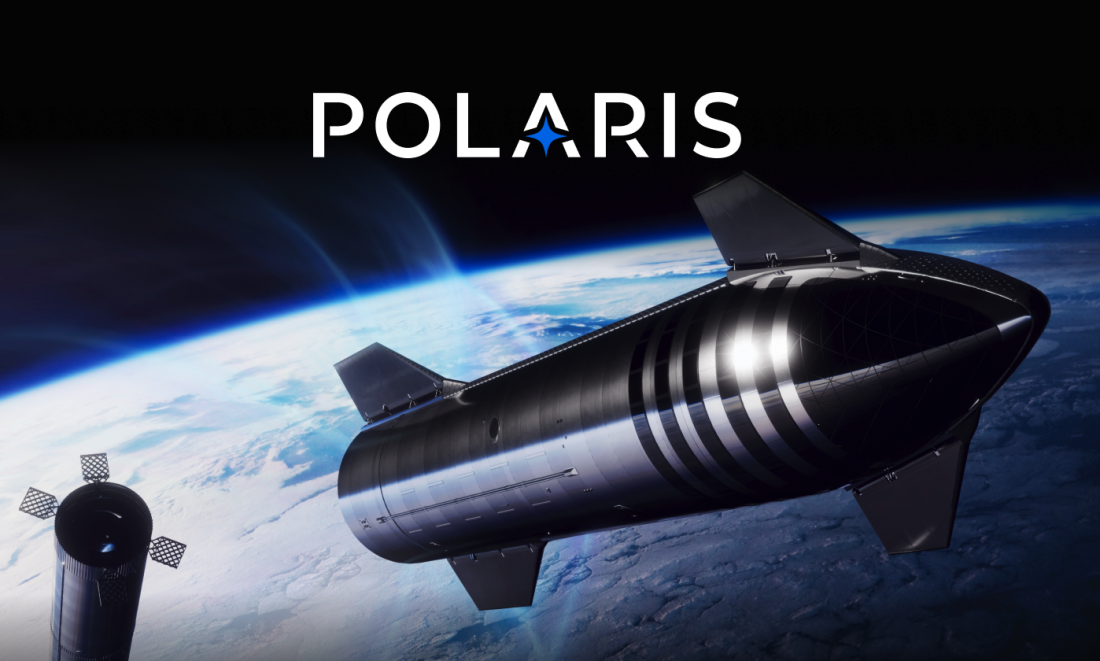 Srebrny w czarne pasy statek kosmiczny o kształcie pocisku na tle widzianej z kosmosu Ziemi. U góry napis POLARIS.