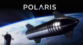Srebrny w czarne pasy statek kosmiczny o kształcie pocisku na tle widzianej z kosmosu Ziemi. U góry napis POLARIS.