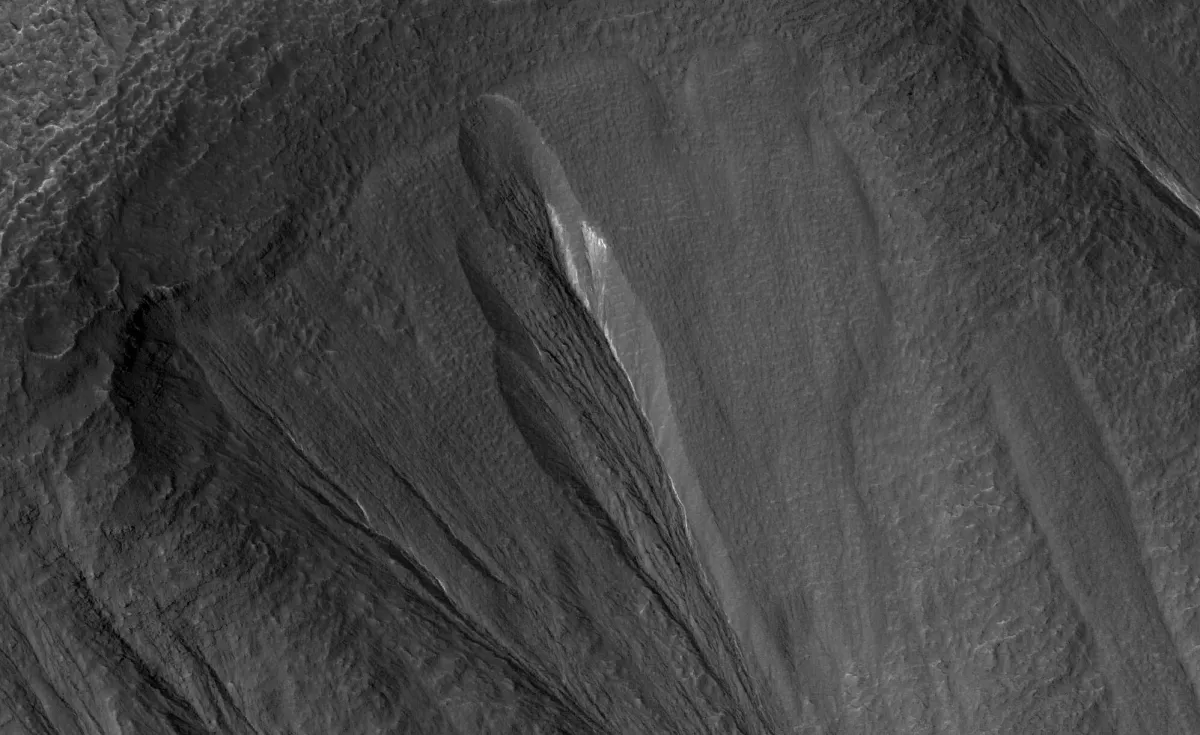 1-pia26408-dusty-water-ice-in-mars-dao-vallis-already-published
