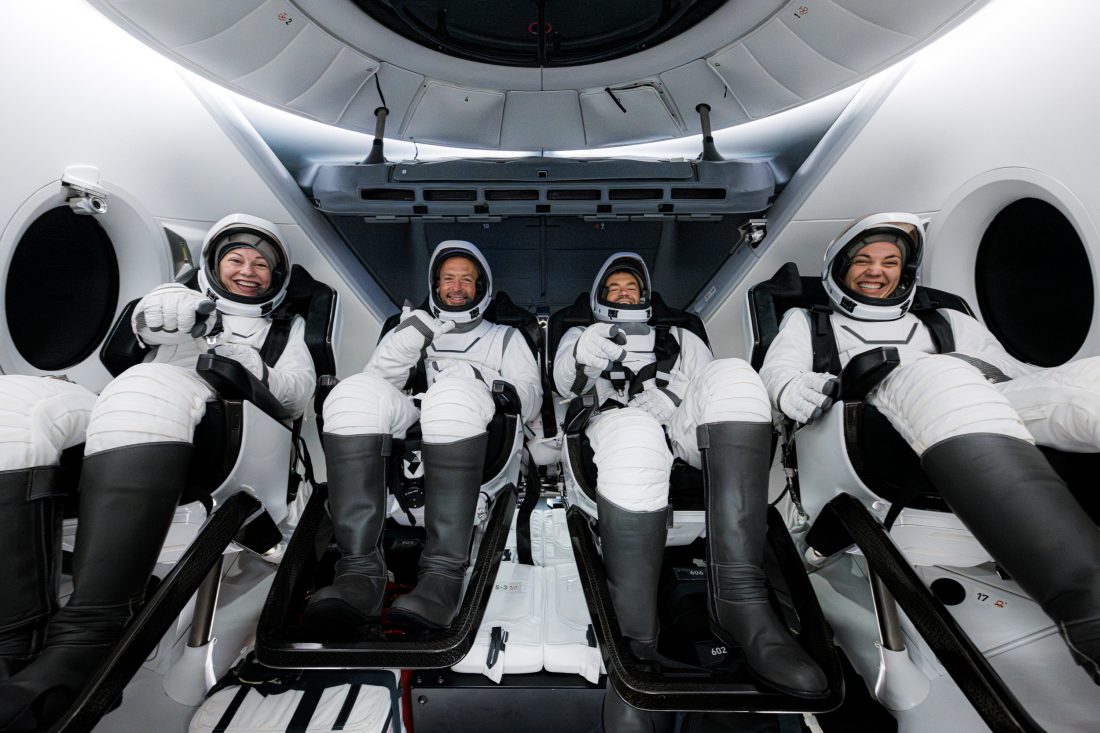 Załoga misji Polaris Dawn siedzi zapięta w fotelach wewnątrz kapsuły Crew Dragon