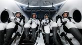 Załoga misji Polaris Dawn siedzi zapięta w fotelach wewnątrz kapsuły Crew Dragon
