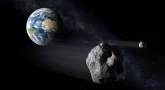 Ilustracja dwóch asteroid przelatujących obok Ziemi. W tle widoczna jest Droga Mleczna.