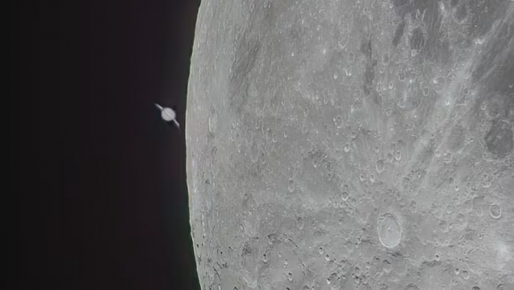 Koniunkcja Księżyca i Saturna