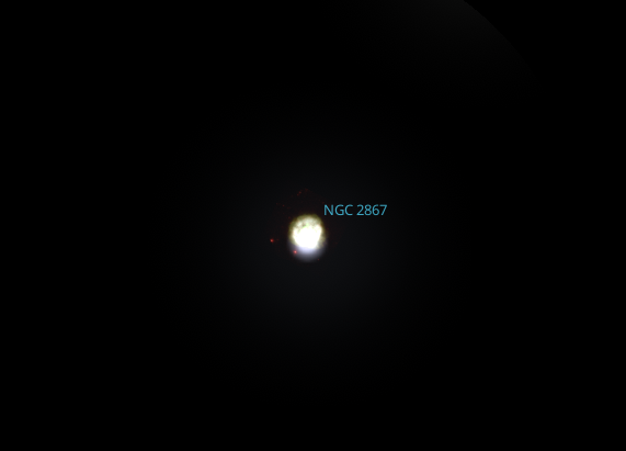 Niewielkie, mgliste białe koło na środku czarnego tła, podpisane NGC 2867.