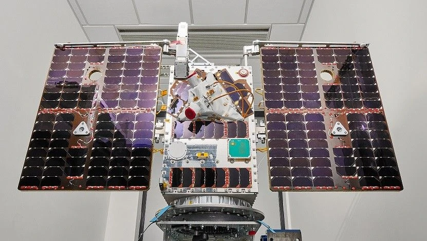 Satelita składa się z dwóch paneli słonecznych po bokach oraz głównego, metalowego modułu na środku. 