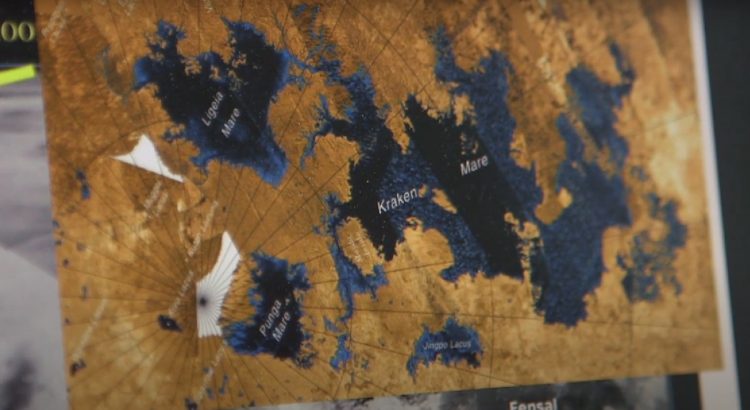 Mapa w kolorze brązowawym przedstawia niebieskie morza na biegunie Tytana. rozpościerają się one szeroko, nieregularnymi plamami na całej powierzchni mapy.