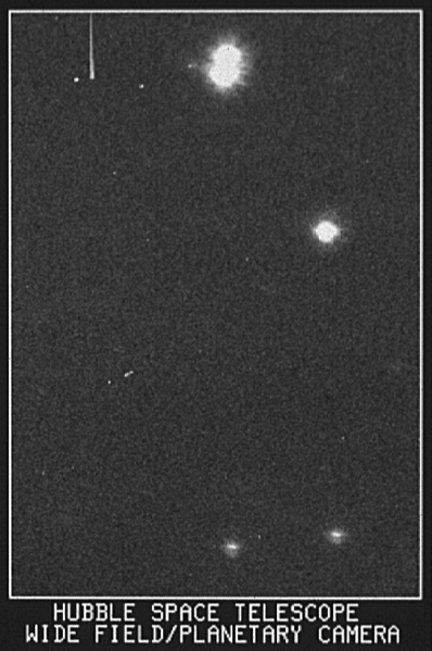 Czarno białe zdjęcie HD96755 wykonane przez teleskop Hubble'a.