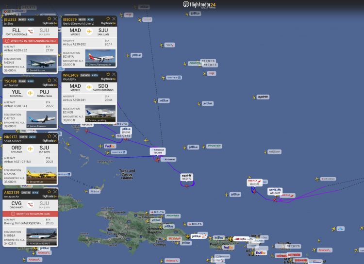 Mapa lotów z serwisu Flightradar24 pokazująca przekierowane bądź oczekujące samoloty z powodu spadających szczątków