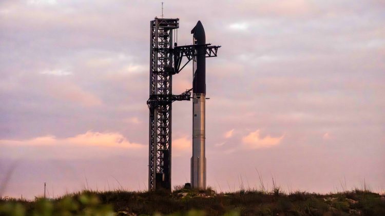Booster 14 i Ship 33 oczekujące na Start