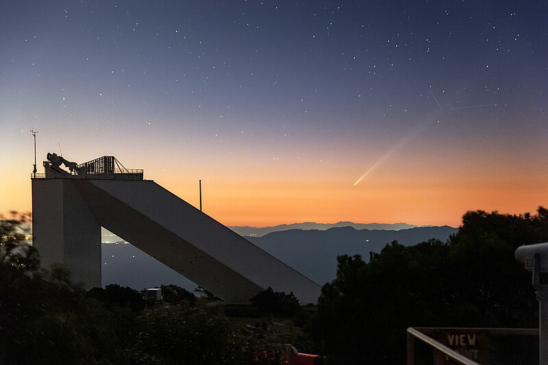 Jasna smuga nad górami i teleskopem.